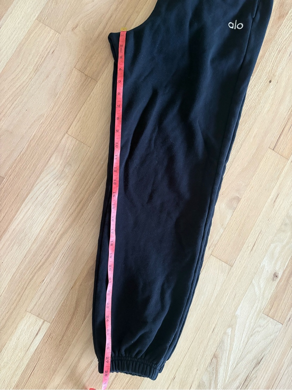 Alo Yoga Black Accolade Set - Picture 14 of 15